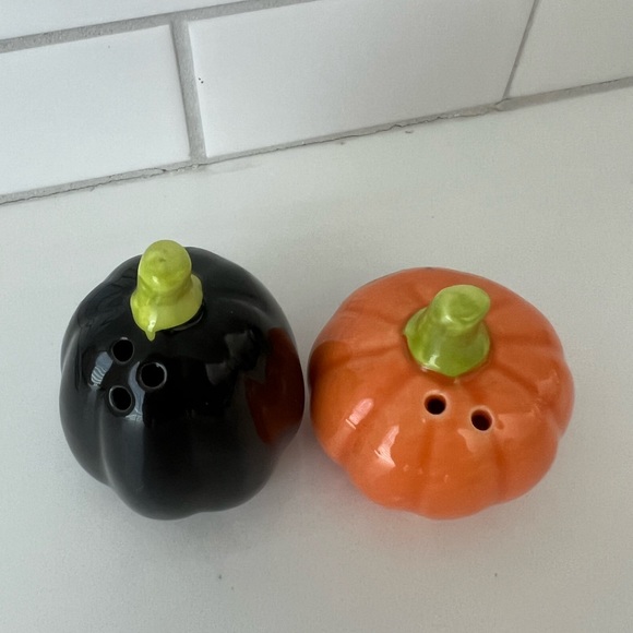 Mini π Halloween Ceramic Sal & Pepper Shakers - Picture 9 of 12